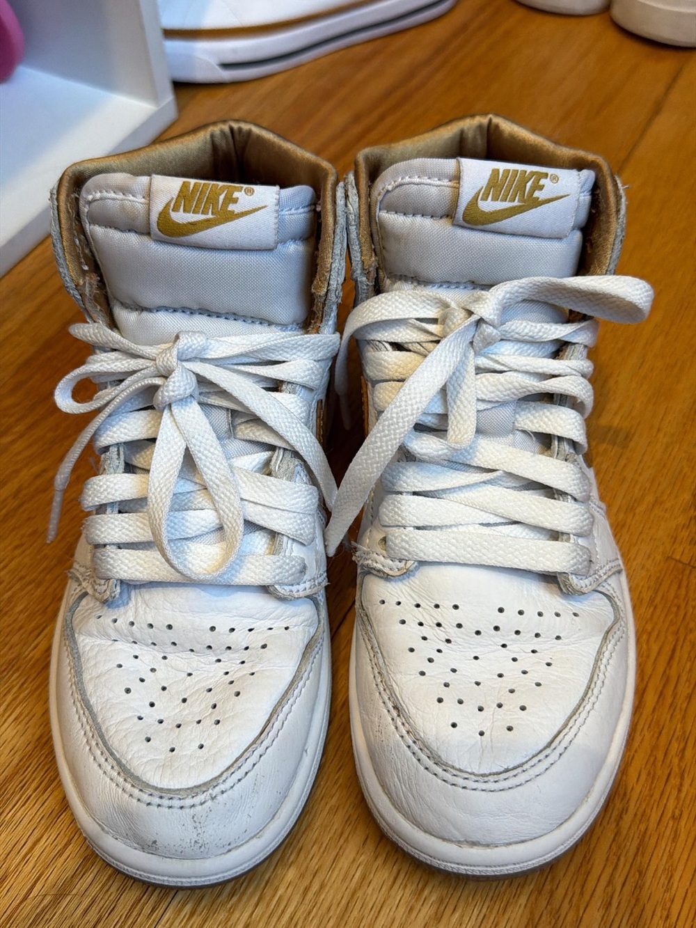 Jordan 1 Retro OG High Metallic Gold - Picture 4 of 7